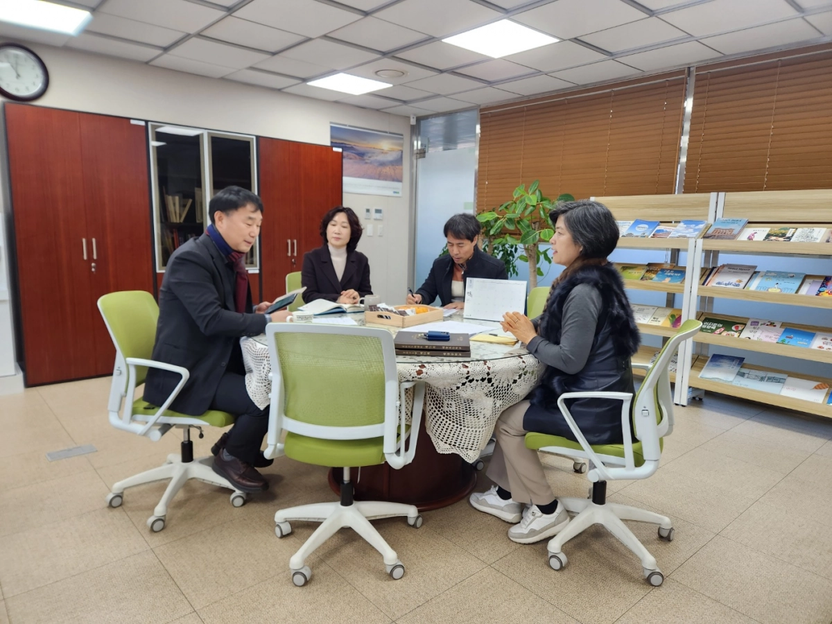 윤종영 의원이 6일 경기도의회 연천상담소에서 경기도교육청 복지협력과, 연천교육지원청 행정과, 연천군 부군수 등 관계 기관 관계자들과 간담회를 갖고 있다.(사진=경기도의회)