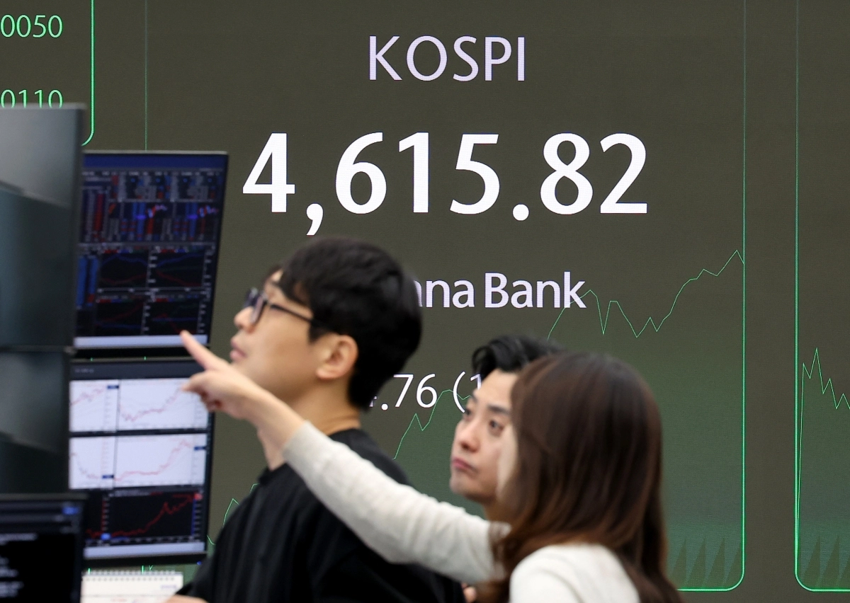 8일 서울 중구 하나은행 본점 딜링룸 현황판에 코스피가 표시돼 있다. 이날 오전 코스피는 약보합으로 출발해 전날에 이어 다시 장중 4,600선을 넘었다. 연합뉴스