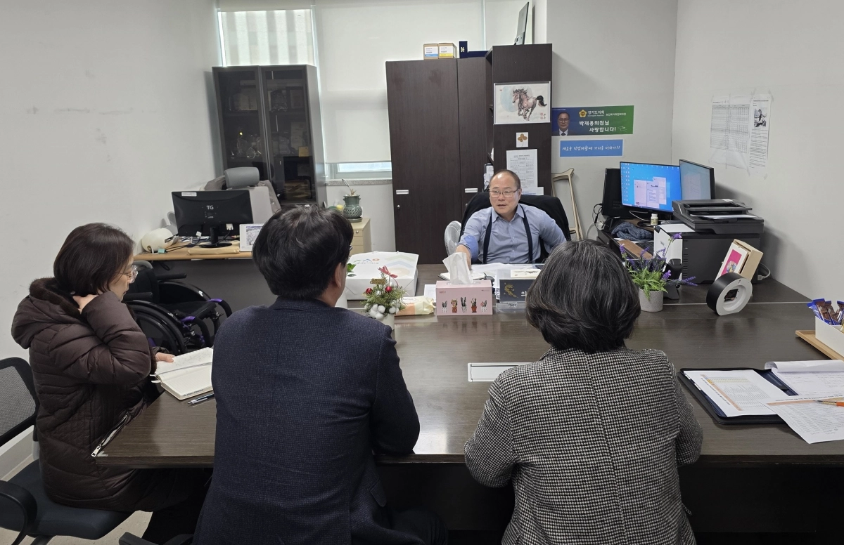박재용 의원이 8일 경기도의회 의원실에서 복지국 및 보건건강국 소관 사업 중 2026년도 미반영 복지 사업 후속 대책 방안을 관계공무원들과 논의하고 있다.(사진=경기도의회)
