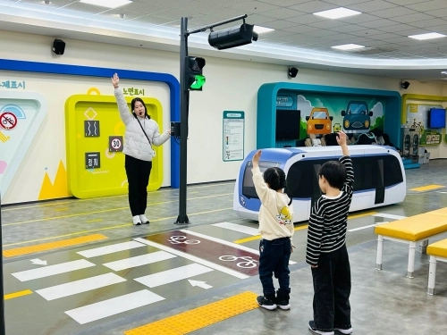 서울시가 위례선 노면전차 시운전을 앞두고 어린이에게 안전 수칙을 알리고 있다.   서울시 제공
