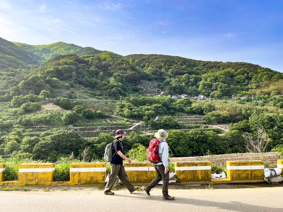 지리산 둘레길을 걷는 여행자들.