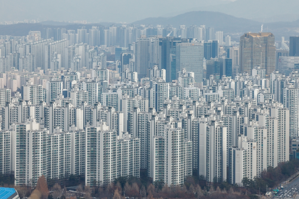 지난해말 기준 서울 아파트 매매 시가총액이 1832조 원을 넘어서며 역대 최대치를 기록했다. 사진은 6일 서울 강남구 트레이드타워에서 바라본 도심 아파트 단지.  뉴스1