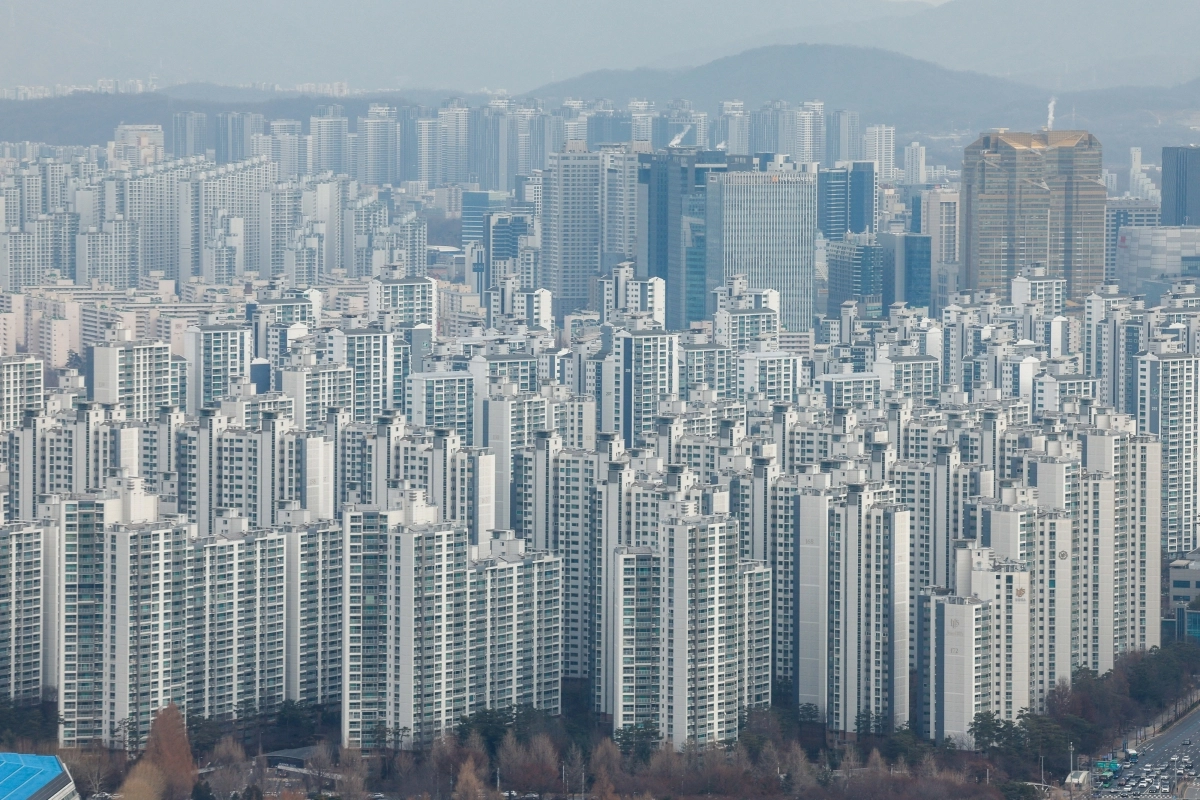 지난해말 기준 서울 아파트 매매 시가총액이 1832조 원을 넘어서며 역대 최대치를 기록했다. 사진은 6일 서울 강남구 트레이드타워에서 바라본 도심 아파트 단지.  뉴스1