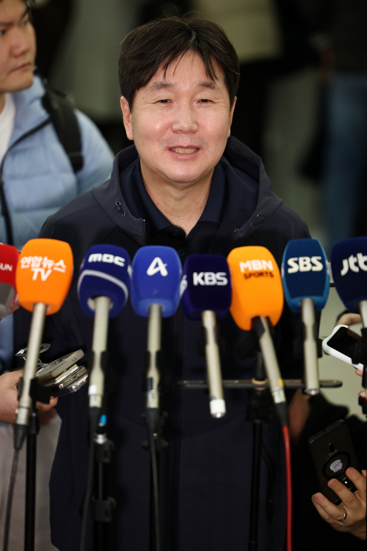 인터뷰하는 류지현 감독