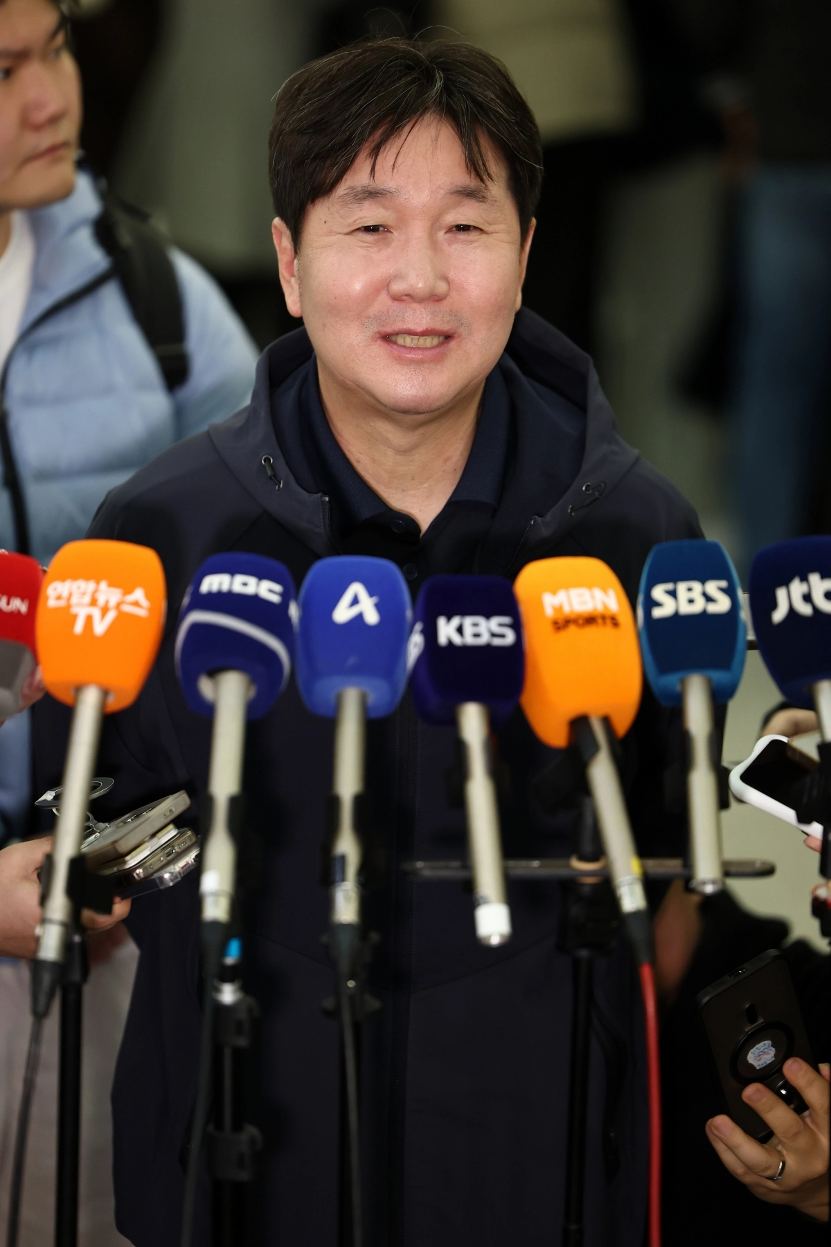 인터뷰하는 류지현 감독