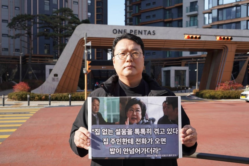 천하람 개혁신당 원내대표가 9일 이 후보자가 거주하고 있는 서울 반포동의 한 아파트를 찾아 이 후보자의 부정청약 의혹에 항의하고 있다. 천하람 원내대표 페이스북