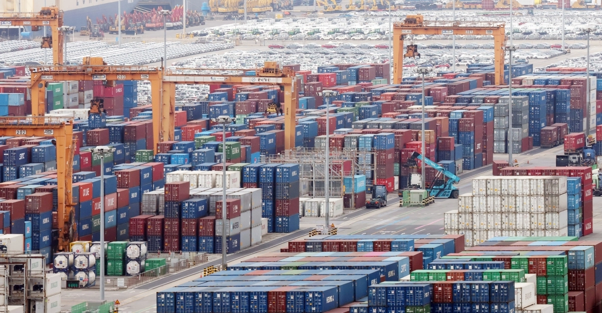 사진은 이날 경기 평택시 포승읍 평택항에 수출용 컨테이너가 쌓여있는 모습. 뉴스1