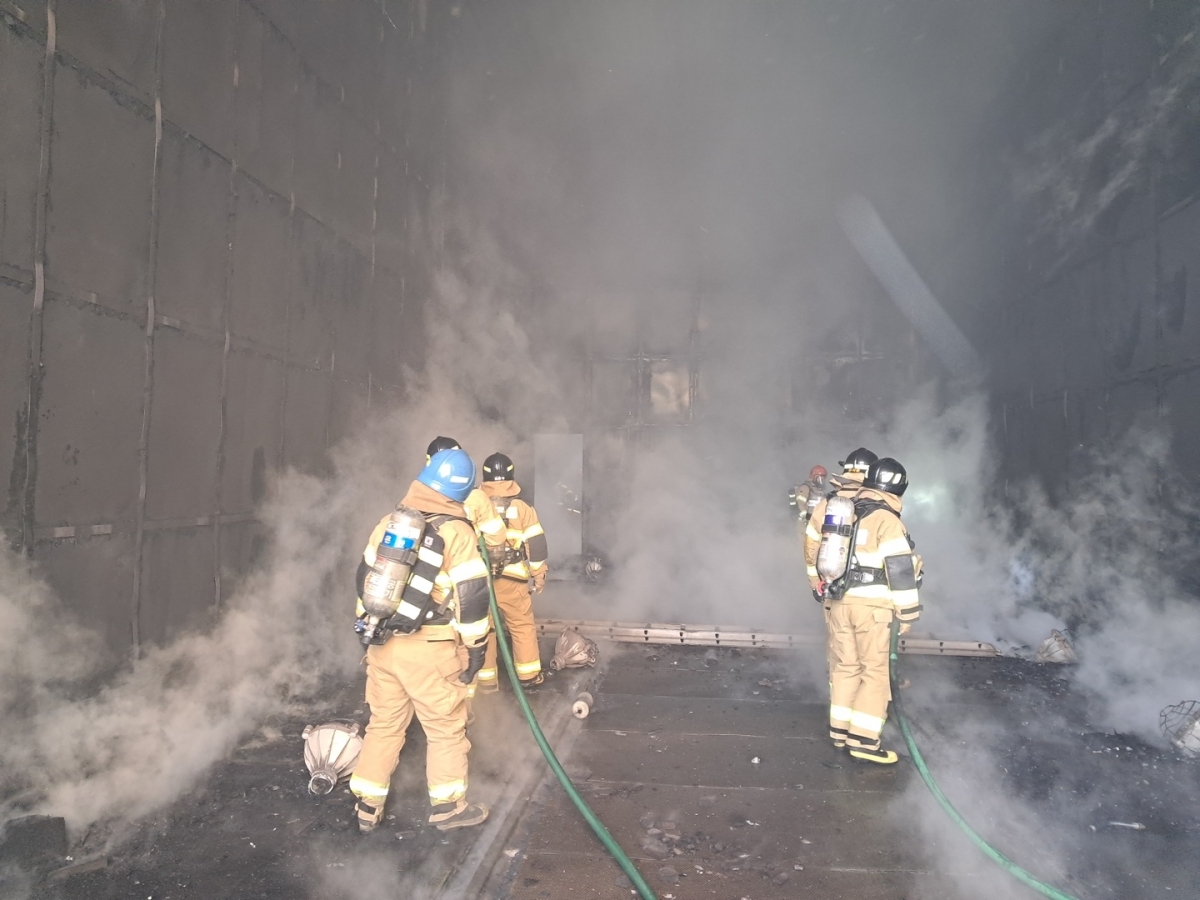 9일 오전 9시 43분쯤 울산 울주군 온산읍 한 산업기계 제조공장에서 불이 났다. 소방대원들이 불을 끄고 있다. 울산소방본부 제공