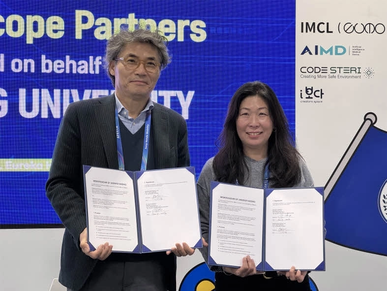 류창완(왼쪽) 한양대 창업지원단장과 줄리 골드웨이트(Julie Goldthwait) 칼레이도스코프 파트너스 공동 창립자 겸 파트너가 협약식 뒤 기념촬영을 하고 있다. 한양대 제공