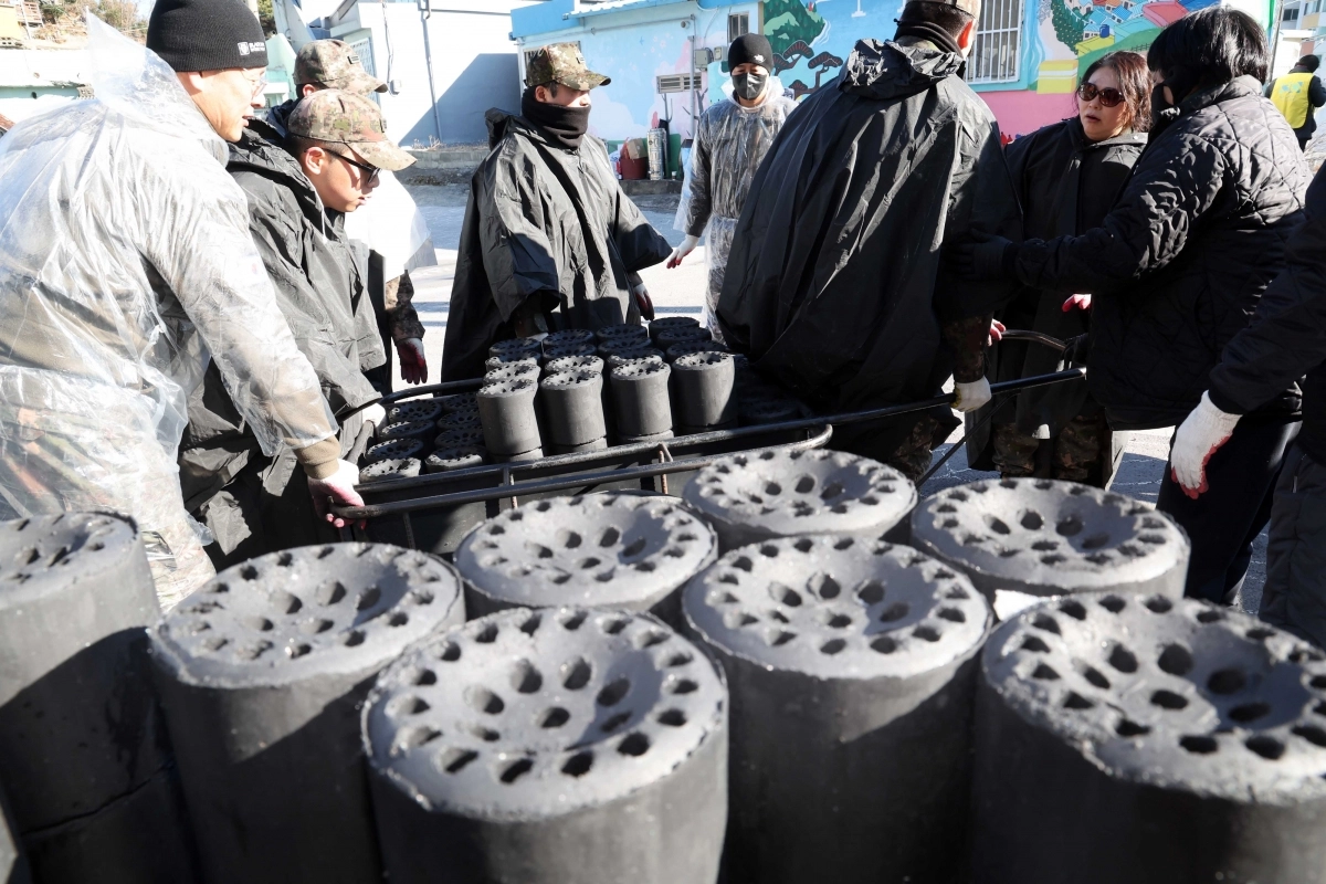 [부산=뉴시스] 하경민 기자 = 2일 오전 부산 부산진구 부암동에서 부산진구청 공무원과 육군 53사단 장병, 초록봉사단 등이 시무식 대신 연탄배달 봉사를 하고 있다. 2026.01.02. yulnetphoto@newsis.com
