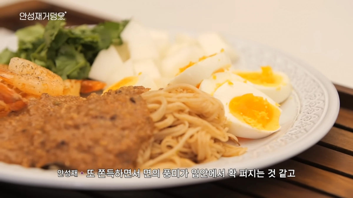 ‘그라노벨로 면’을 곁들여 안성재 셰프가 차려낸 맥시칸식 플래터. 유튜브 채널 ‘셰프 안성재’ 캡처