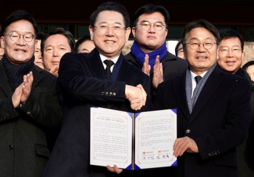 김영록 전남지사와 강기정 광주시장이 지난 2일 국립5·18민주묘지에서 ‘통합지방정부 추진 공동선언문’을 발표한 뒤 기념촬영을 하고 있다. 광주광역시 제공