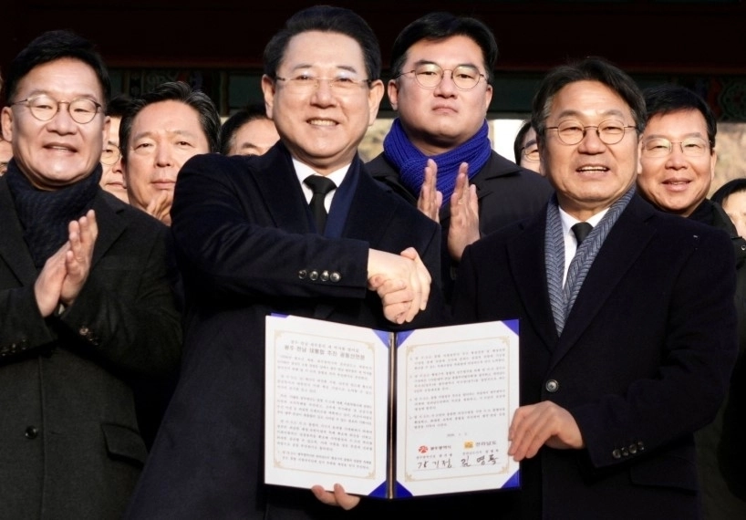 김영록 전남지사와 강기정 광주시장이 지난 2일 국립5·18민주묘지에서 ‘통합지방정부 추진 공동선언문’을 발표한 뒤 기념촬영을 하고 있다. 광주광역시 제공