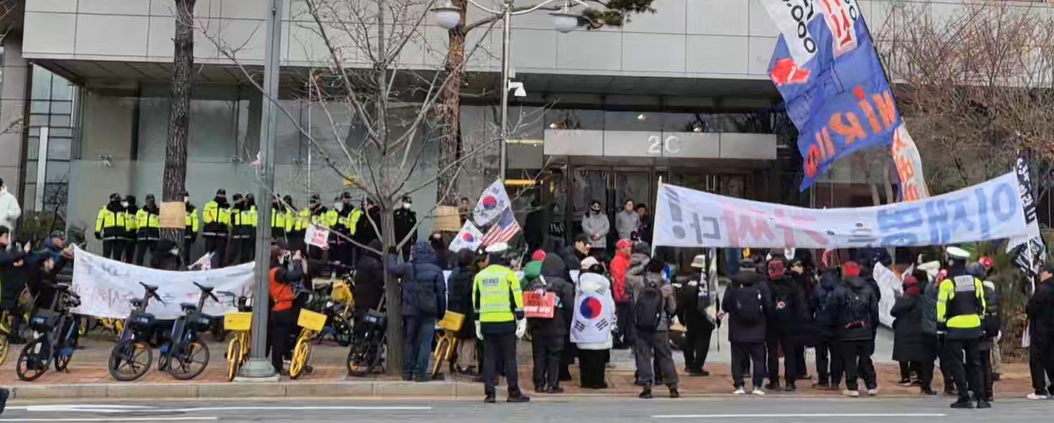 경기 성남시 판교의 한 IT 기업 앞에서 집회를 여는 강경 보수 성향 시민들과 집회 안전을 관리하는 경찰들. 독자 제공