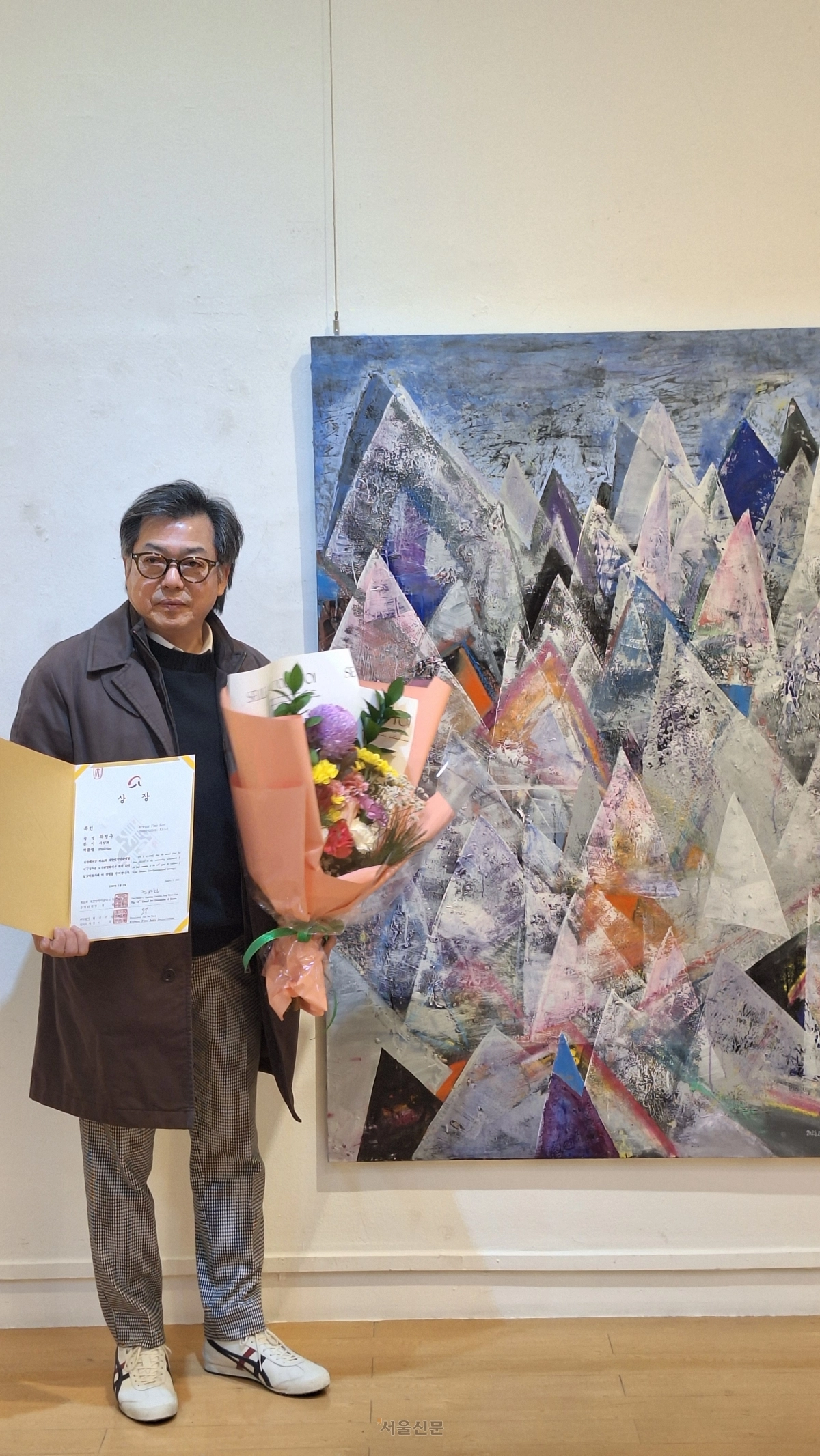 ‘제44회 대한민국 미술대전’에서 특선을 받은 곽병우씨와 작품 ‘position’.