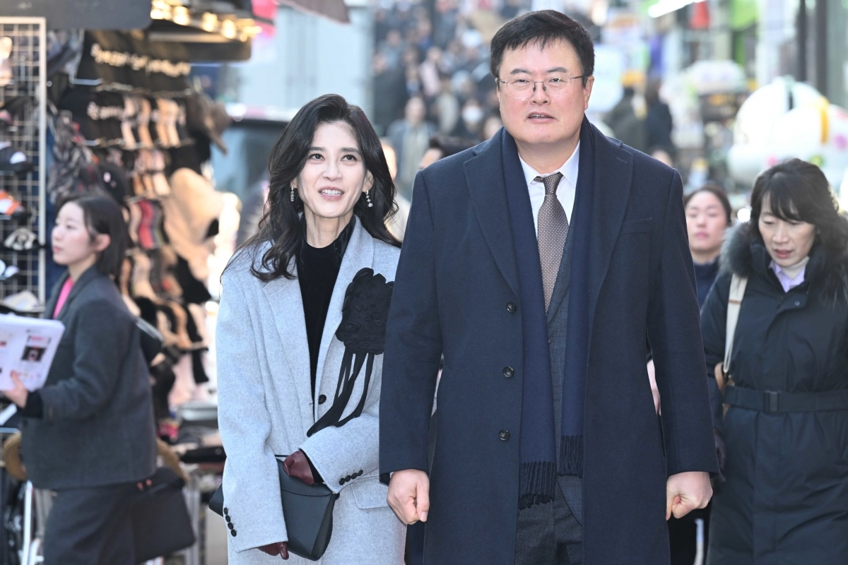 김대현 문화체육관광부 2차관과 이부진 한국방문의해위원회 위원장 겸 호텔신라 대표이사가 ‘2026 코리아그랜드세일’ 개막일인 17일 오전 서울 중구 티르티르 매장을 방문하기 위해 이동하고 있다. 2025.12.17 뉴스1