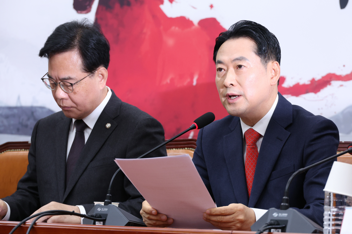 장동혁 국민의힘 대표가 5일 서울 여의도 국회에서 열린 최고위원회의에서 발언하고 있다. 왼쪽은 송언석 원내대표. 뉴스1