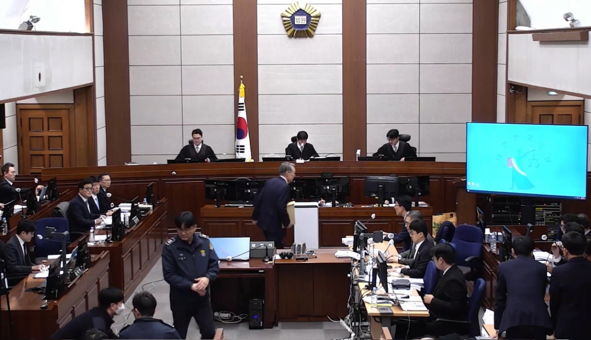 12·3 비상계엄 관련 내란 우두머리 혐의로 기소된 윤석열 전 대통령이 9일 서울 서초구 서울중앙지법에서 열린 1심 결심공판에 출석하고 있다. 사진=서울중앙지법 제공