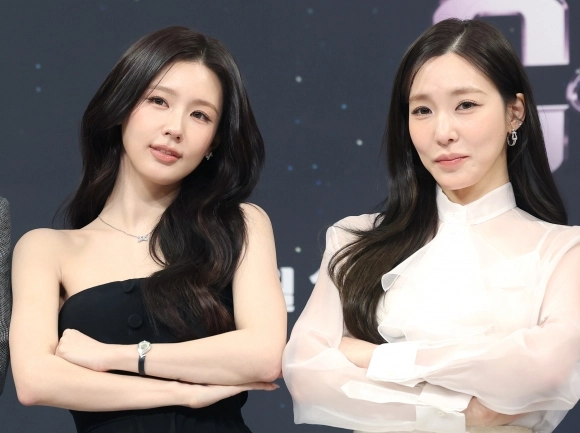 아이들 미연과 소녀시대 티파니 영(오른쪽)이 9일 오후 서울 양천구 목동 SBS에서 열린 오디션 프로그램 ‘베일드 컵’ 제작발표회에 참석해 포즈를 취하고 있다. 2026.1.9.<br>뉴스1