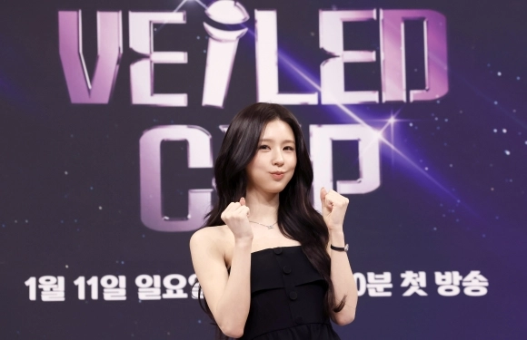 그룹 아이들 미연이 9일 오후 서울 양천구 SBS 사옥에서 열린 SBS 글로벌 보컬 오디션 ‘베일드 컵’ 제작발표회에서 포즈를 취하고 있다. 2026.01.09.<br>뉴시스