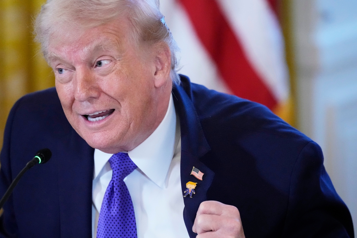 도널드 트럼프 대통령이 9일(현지시간) 백악관에서 열린 석유·가스 기업 경영자들과의 회의에서 ‘행복한 트럼프’ 배지를 가리키고 있다. 2026.1.10 워싱턴 AP 연합뉴스