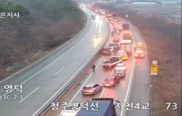 10일 서산영덕고속도로에서 추돌 사고가 발생해 화물차와 승용자 운전자 등 4명이 숨졌다. 2025.1.10 한국도로공사 로드플러스