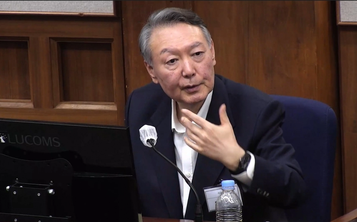 윤석열 전 대통령이 29일 서울 서초구 서울중앙지법에서 열린 내란 우두머리 혐의 속행 공판에 출석해 발언하고 있다. 2025.12.29 서울중앙지법 제공