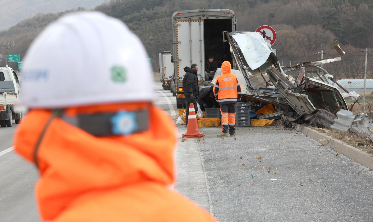 처참히 부서진 화물차