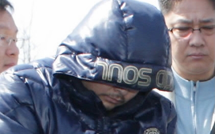 부녀자 3명을 납치해 살해한 혐의(강도살인 등)로 구속된 택시기사 안남기가 청주시 무심천에서 현장검증에 임하고 있다. 2010.4.2 연합뉴스