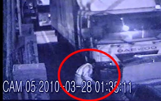 연쇄살인범 안남기(빨간 원)가 택시 트렁크에서 세 번째 피해자 송 모 씨의 시신을 꺼내 옮기는 모습이 찍힌 CCTV  사진-MBC 캡처