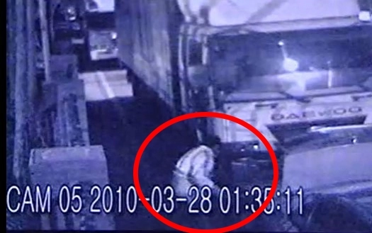 연쇄살인범 안남기(빨간 원)가 택시 트렁크에서 세 번째 피해자 송 모 씨의 시신을 꺼내 옮기는 모습이 찍힌 CCTV  사진-MBC 캡처