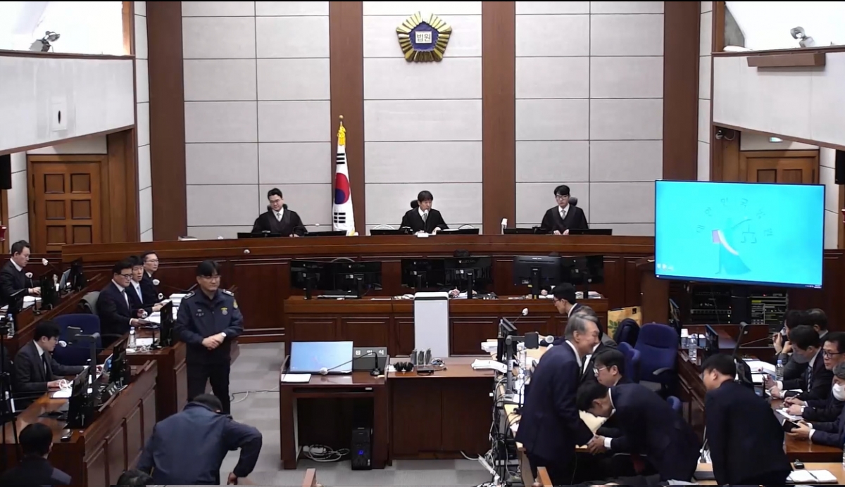 12·3 비상계엄 관련 내란 우두머리 혐의로 기소된 윤석열 전 대통령이 9일 서울 서초구 서울중앙지법에서 열린 공판에 출석하고 있다. 2026.01.09. 뉴시스