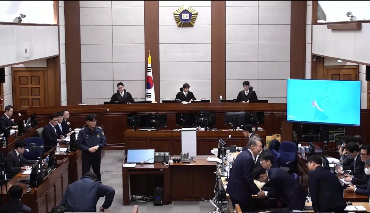 12·3 비상계엄 관련 내란 우두머리 혐의로 기소된 윤석열 전 대통령이 9일 서울 서초구 서울중앙지법에서 열린 공판에 출석하고 있다. 2026.01.09. 뉴시스