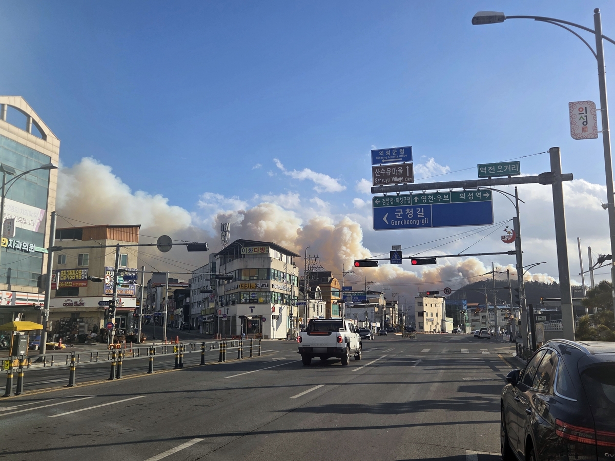 10일 오후 3시 15분쯤 경북 의성군 의성읍 비봉리 산에서 불이 나서 연기가 읍내로 확산되고 있다. 연합뉴스
