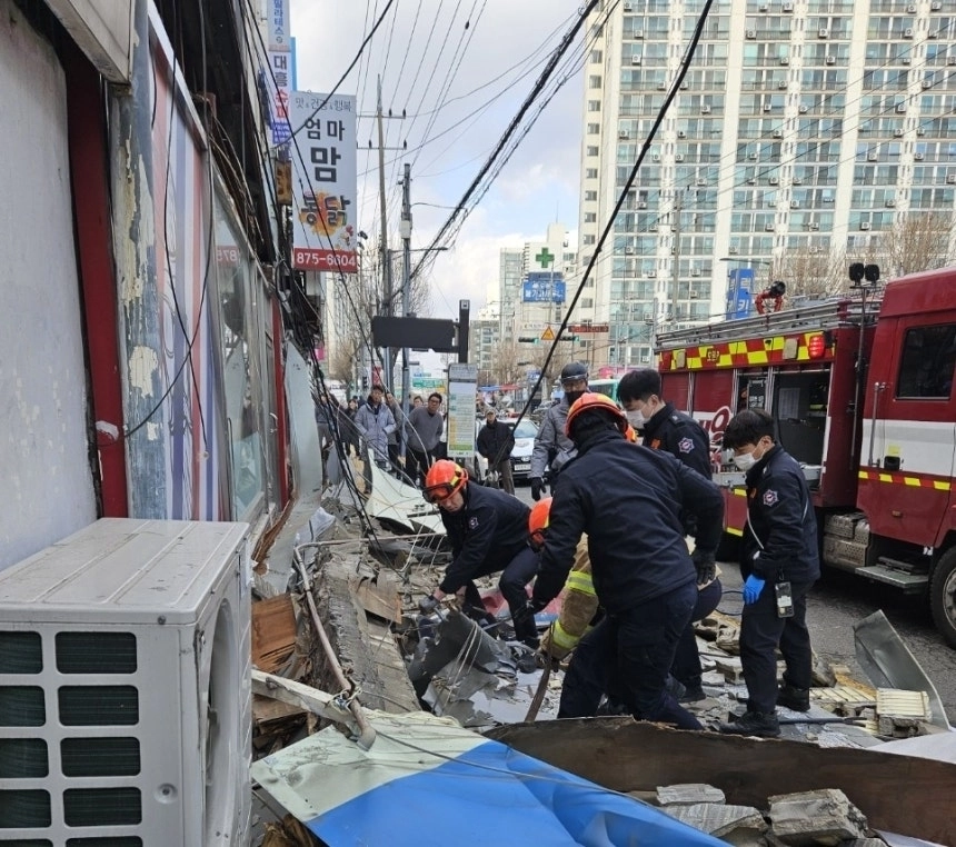 경기 전역에 강풍주의보가 내려진 10일 의정부에서 강한 바람에 떨어진 간판에 깔린 행인이 숨지는 사고가 발생했다. 2026.1.10 연합뉴스(독자 제공)