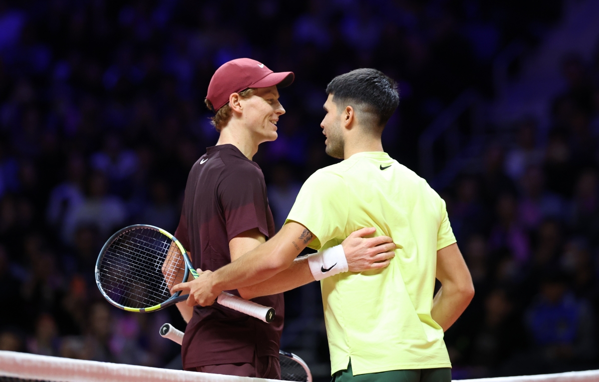 남자프로테니스(ATP) 투어 세계 1위 카를로스 알카라스(오른쪽)와 2위 얀니크 신네르가 10일 인천 인스파이어 아레나에서 열린 현대카드 슈퍼매치14 경기를 마친 뒤 환하게 웃으며 서로를 격려하고 있다. 연합뉴스