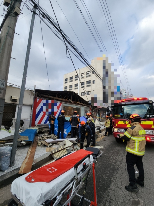 강풍에 간판이 붕괴돼 인명사고를 낸 의정부시 호원동 사고 현장.[경기북부소방재난본부 제공]