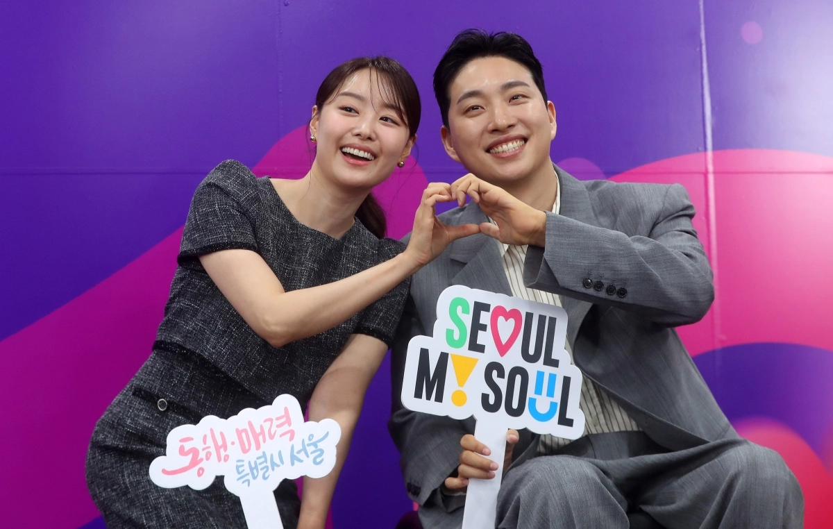 서울 중구 서울시청에서 열린 2025 서울특별시 홍보대사 위촉식에서 가수 송지은과 유튜버 박위 부부가 기념사진을 촬영하고 있다. 2025.06.17. 뉴시스