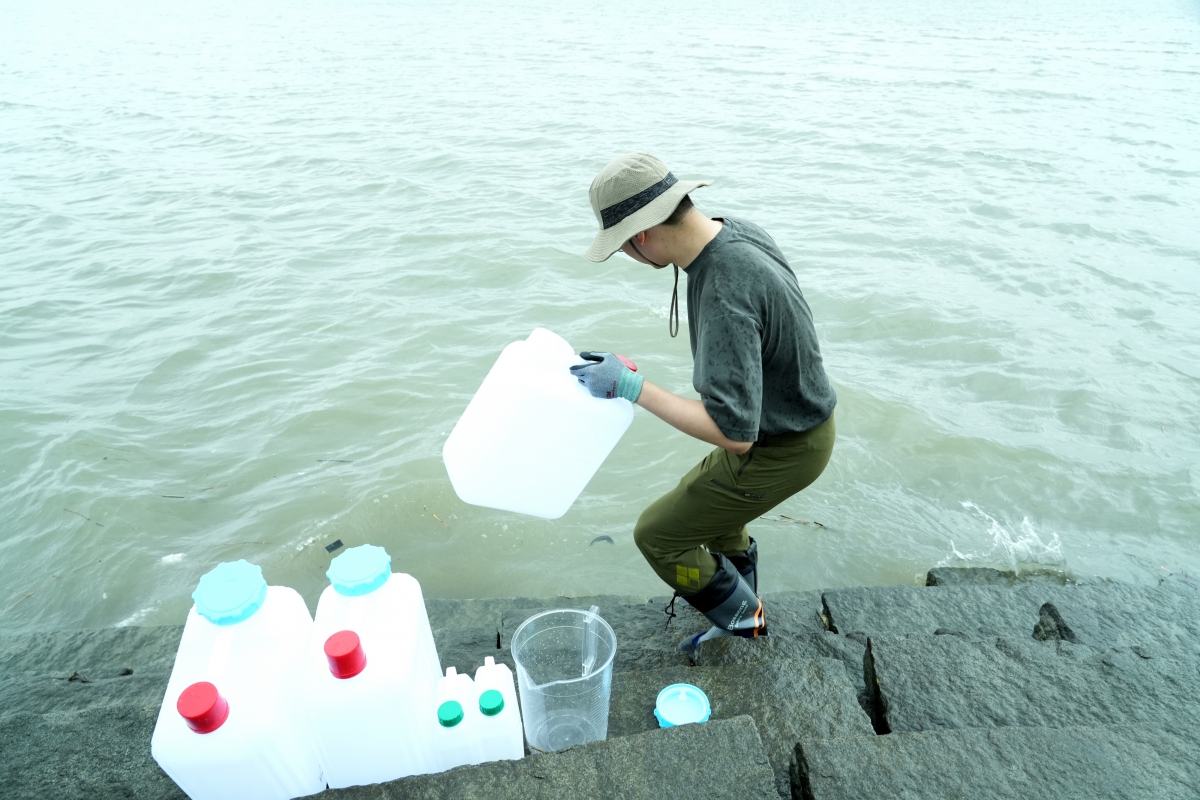 한국원자력안전기술원 전문가가 4일 강화도에서 시료를 채취하고 있는 모습. 한국원자력안전기술원 제공