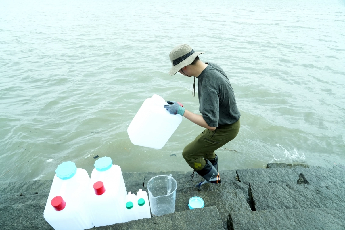 한국원자력안전기술원 전문가가 4일 강화도에서 시료를 채취하고 있는 모습. 한국원자력안전기술원 제공