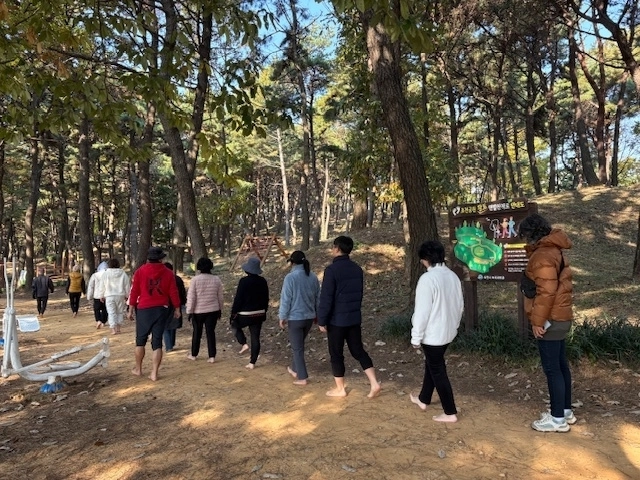 사천 초전공원에서 맨발 걷기를 하는 시민들. 2026.1.11. 사천시 제공