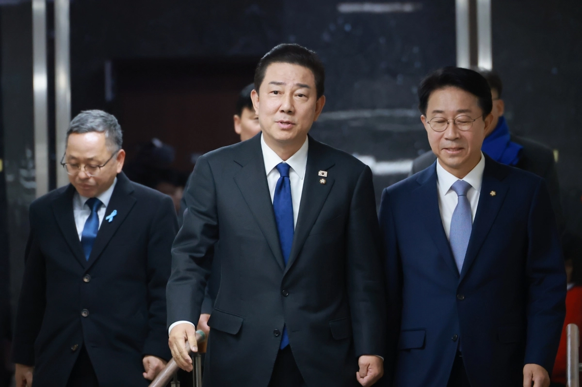 더불어민주당 김병기 전 원내대표가 30일 국회에서 본회의를 앞두고 열린 의원총회에 참석하고 있다. 2025.12.30 연합뉴스