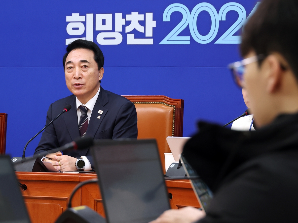 박수현 더불어민주당 수석대변인이 11일 국회 당대표회의실에서 현안 관련 기자 간담회를 열고 있다. 연합뉴스