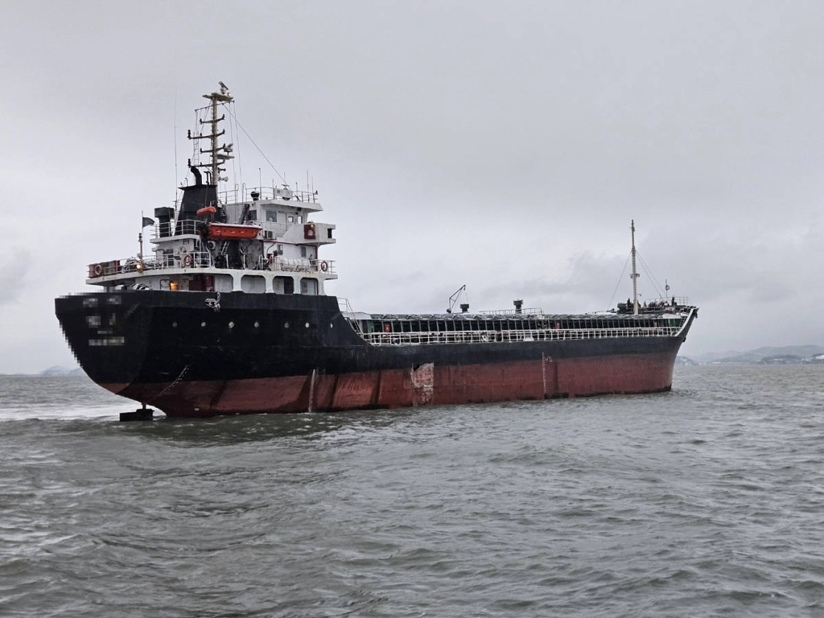 11일 오전 6시 46분쯤 전남 목포를 출항해 중국으로 향하던 2천 500톤급 팔라우선적 화물선(베트남 국적, 총 13명 승선)이 신안군 천사대교 교각을 접촉하는 사고가 발생했댜.(목포해경 제공)