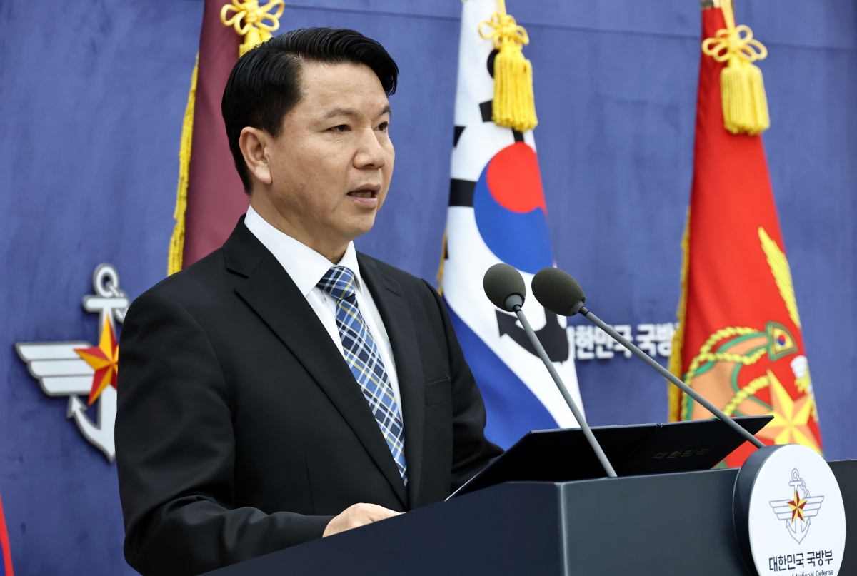 김홍철 국방부 국방정책실장이 10일 서울 용산구 국방부 브리핑룸에서 무인기 관련 북한 총참모부 성명에 대한 국방부의 입장을 발표하고 있다.