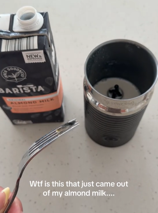 대형 할인점에서 구매한 아몬드 우유 제품에서 정체불명의 검은 물체를 발견했다는 한 호주 여성의 주장이 나와 논란이 일고 있다. 틱톡 캡처