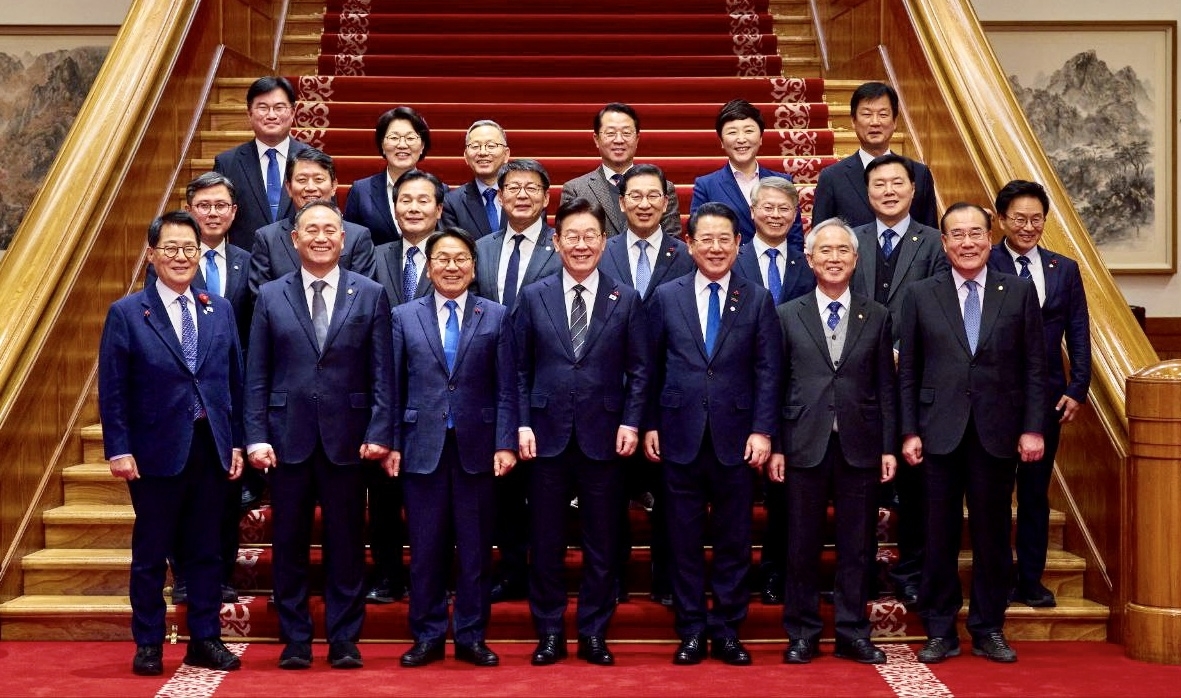 이재명 대통령이 지난 9일 광주·전남 행정통합과 관련해 청와대 오찬 간담회에 참석한 강기정 광주시장과 김영록 전남지사, 지역 국회의원들과 함께 기념촬영을 하고 있다. 연합뉴스