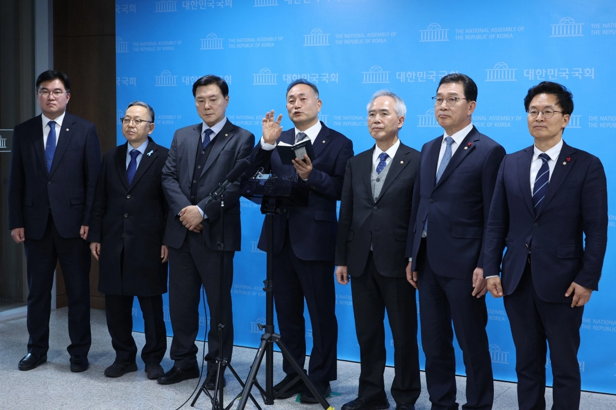 김원이 더불어민주당 전남도당위원장과 양부남 광주시당위원장 등이 지난 9일 국회 소통관에서 광주전남 통합 관련 청와대 오찬간담회 브리핑을 하고 있다. 뉴스1