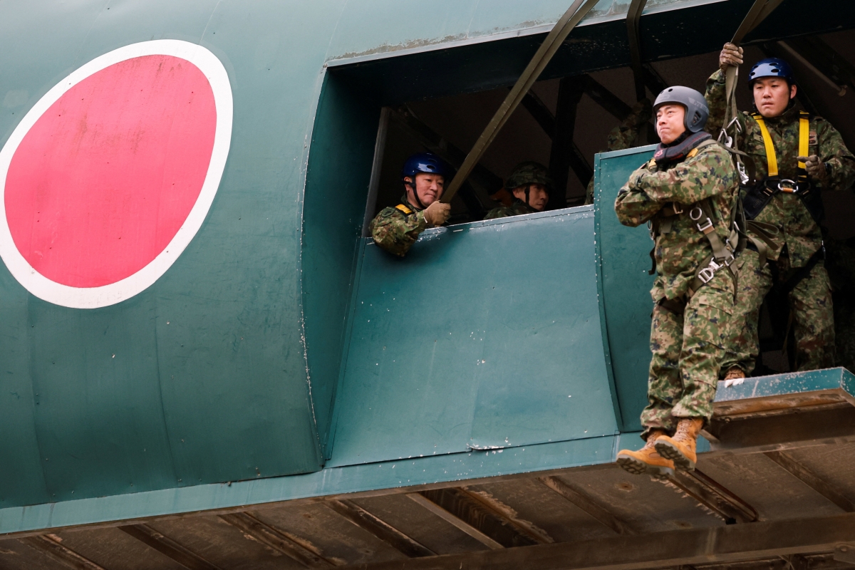 고이즈미 신지로(오른쪽 두번째) 일본 방위상이 11일 지바현 후나바시에 있는 육상자위대 나라시노 연습장에서 낙하 훈련 체험을 하고 있다. 후나바시 로이터 연합뉴스