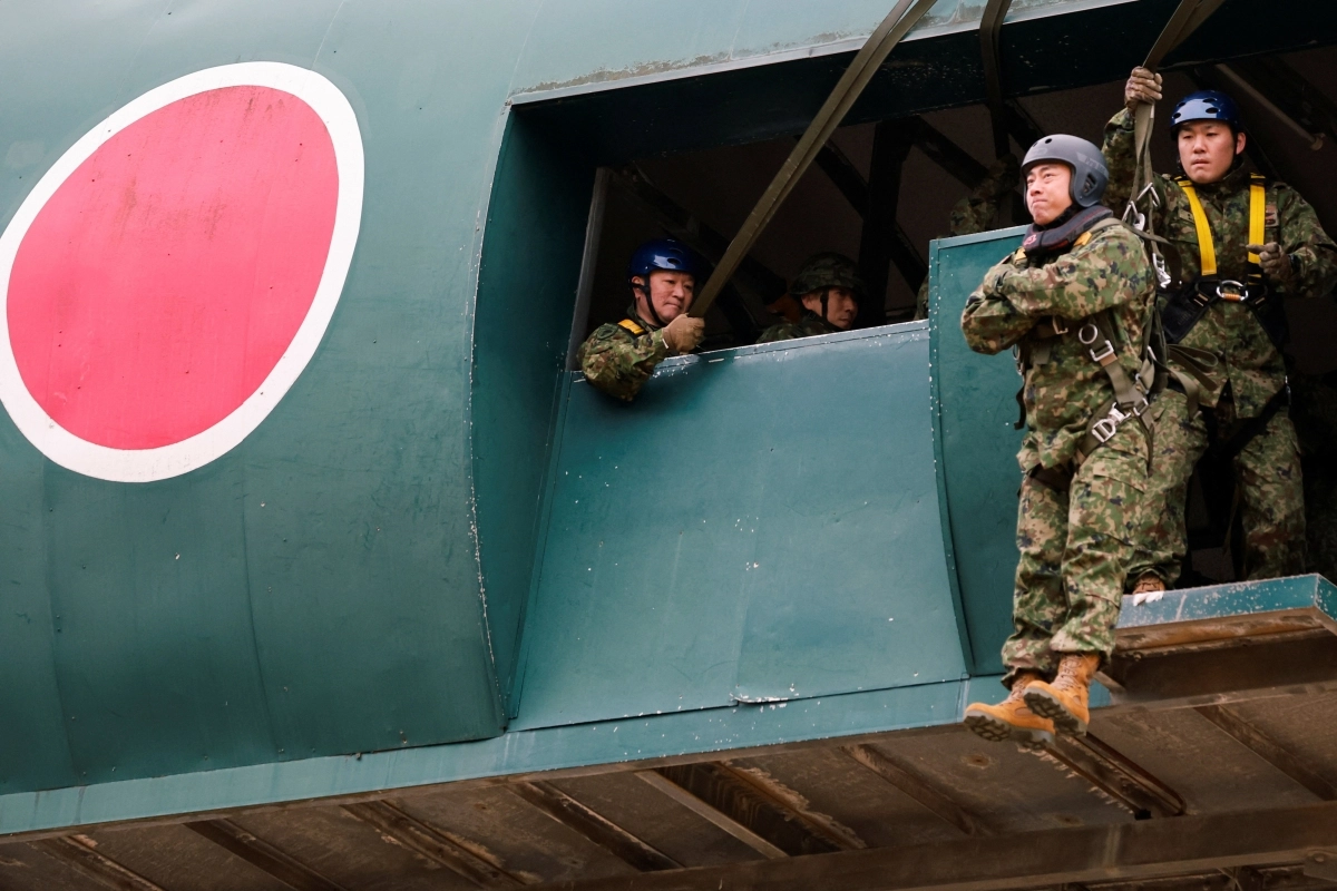 고이즈미, 육상자위대서 직접 낙하훈련